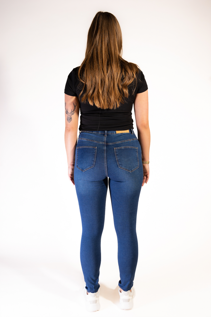 Køb stilfulde og ekstremt behagelige Callie Jeans fra Noisy May til landets bedste priser. Gratis fragt ved køb over 499 kr. Se vores forskellige Perforamance varianter her! Besøg Webshoppen. 