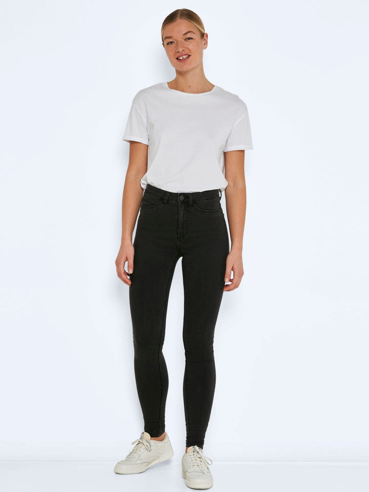 Køb stilfulde og ekstremt behagelige Callie Jeans fra Noisy May til landets bedste priser. Gratis fragt ved køb over 499 kr. Se vores forskellige Perforamance varianter her! Besøg Webshoppen. 